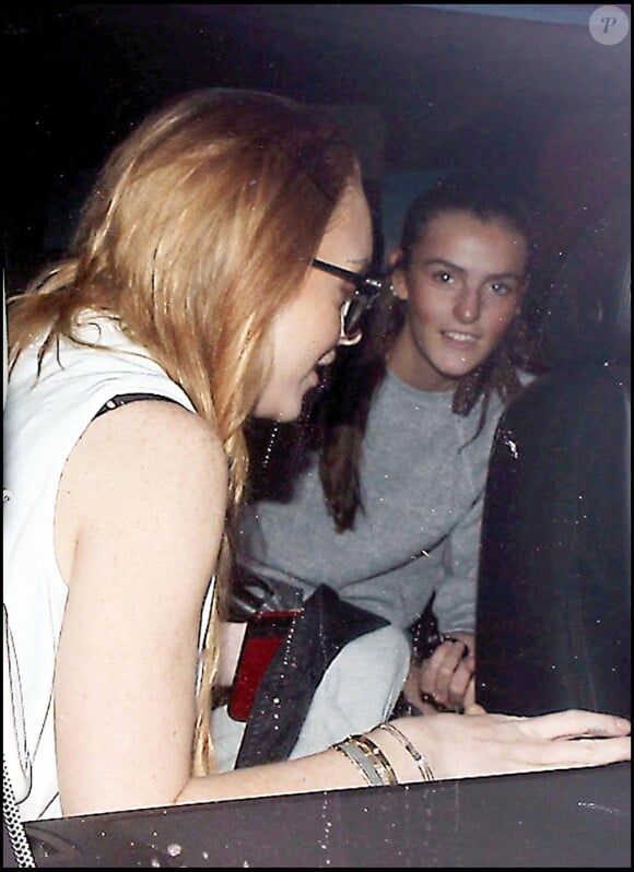 Lindsay Lohan sortant d'un institut de beauté hier à Bevertly Hills avec sa petite soeur. Elle se cache le visage...