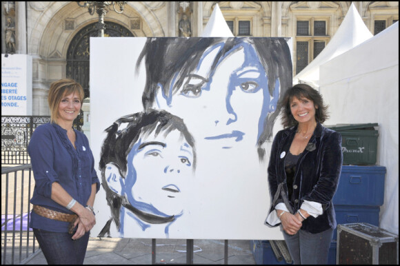 Laurence Lemarchal et Stéphanie Fugain à l'inauguration de l'événement Coeur de Vies, à Paris, le 22 septembre 2010.