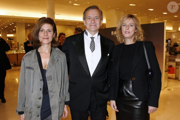 Francis Huster entouré par Marina Foïs et Karin Viard lors de l'inauguration du nouvel espace homme du Bon Marché, le 21 septembre à Paris
