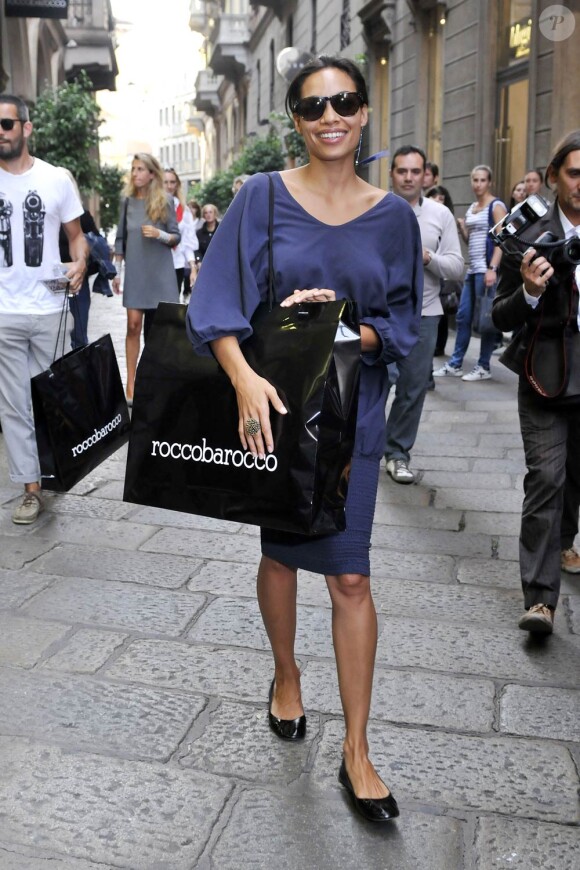Rosario Dawson faisant son shopping dans la boutique Roccobarocco lors de la Fashion Week de Milan, le 21 septembre 2010