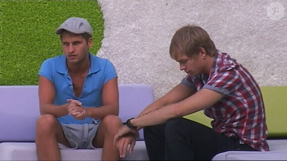Benoît et Bastien sont tristes : ce soir, si Bastien est éliminé, leur amitié sera peut-être rompue !