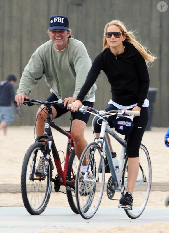 Kate Hudson et Matthew Bellamy font une balade avec Goldie Hawn et Kurt Russell, le 18 septembre à Venice Beach