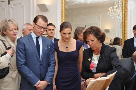Victoria et Daniel de Suède en France le 27 septembre 2010 : ils visitent la mairie de Sceaux où se trouve le certificat de mariage de Jean-Baptiste Bernadotte et Désirée Clary datant de 1798