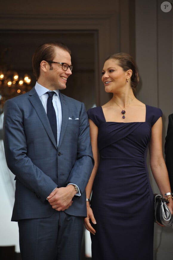 Victoria et Daniel de Suède en France le 27 septembre 2010 : ils visitent la mairie de Sceaux où se trouve le certificat de mariage de Jean-Baptiste Bernadotte et Désirée Clary datant de 1798