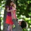Tom Cruise joue avec sa petite Suri Cruise dans un parc à New York le 7 septembre 2010