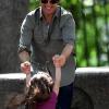 Tom Cruise joue avec sa petite Suri Cruise dans un parc à New York le 7 septembre 2010
