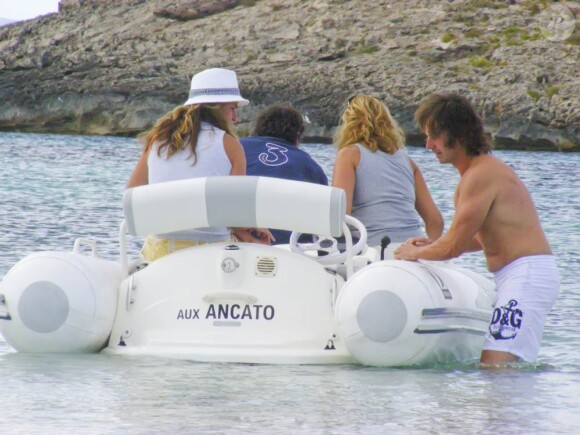 Arantxa Sanchez Vicario et son mari Jose Santacana en compagnie de leur fille Arantxa et quelques amis profitent de leurs vacances à Formentera le 13 septembre 2010