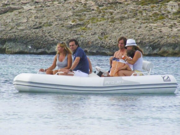 Arantxa Sanchez Vicario et son mari Jose Santacana en compagnie de leur fille Arantxa et quelques amis profitent de leurs vacances à Formentera le 13 septembre 2010