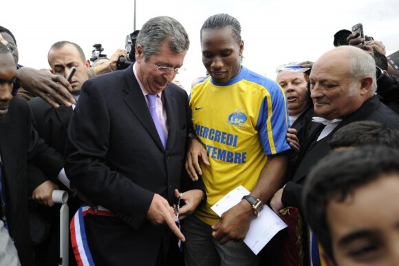 Didier Drogba inaugure un stade à son nom à Levallois-Perret en présence de Patrick Balkany et Rama Yade