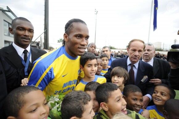 Didier Drogba inaugure un stade à son nom à Levallois-Perret en présence de Patrick Balkany et Rama Yade