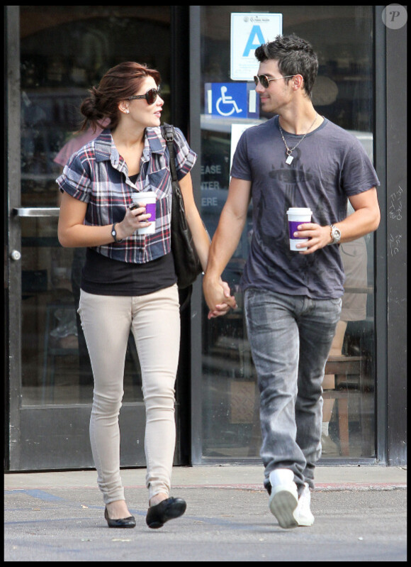 Ashley Greene et son ami Joe Jonas ne se quittent plus d'une semelle et vont prendre un café à Los Feliz le 29 septembre 2010