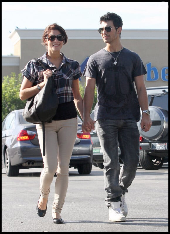 Ashley Greene et son ami Joe Jonas ne se quittent plus d'une semelle et vont prendre un café à Los Feliz le 29 septembre 2010