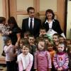 Nicolas Sarkozy en visite à Montillot. Il se rend à la rencontre des enfants. 30/09/2010