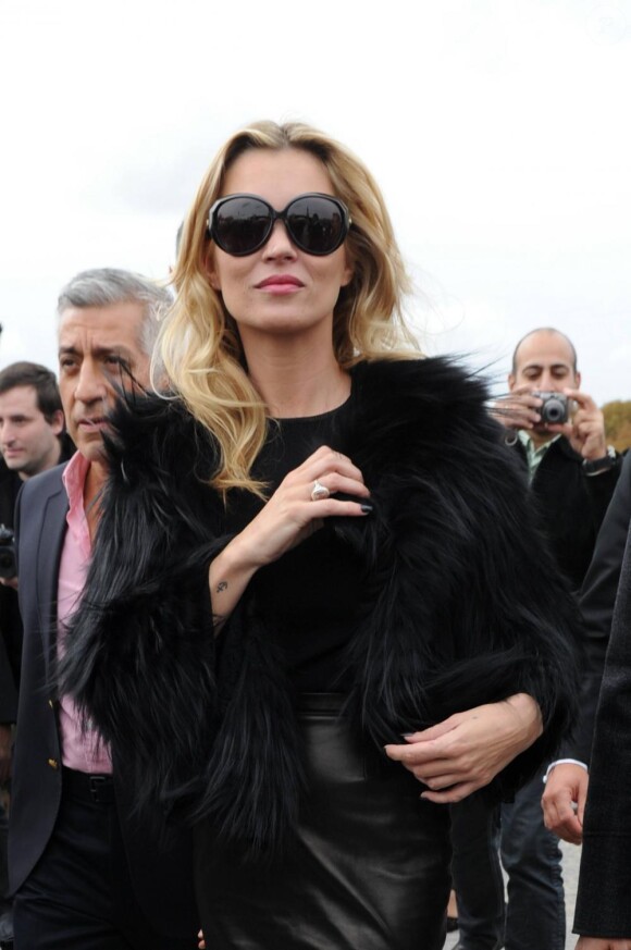 Kate Moss lors de son arrivée au défilé Christian Dior au Jardin des Tuileries à Paris le 1er octobre 2010