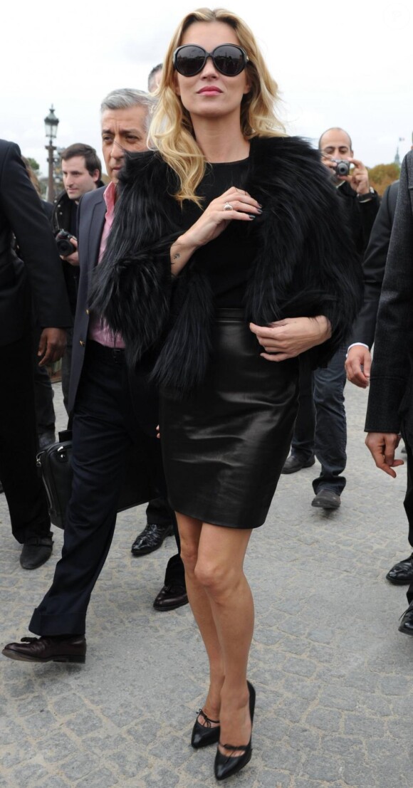 Kate Moss lors de son arrivée au défilé Christian Dior au Jardin des Tuileries à Paris le 1er octobre 2010
