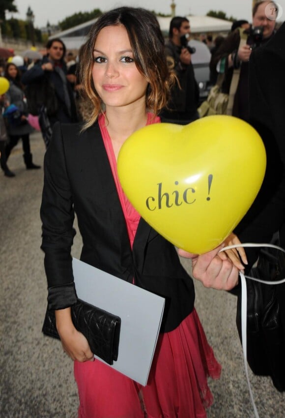 Rachel Bilson lors de son arrivée au défilé Christian Dior à Paris. Le 1er octobre 2010.