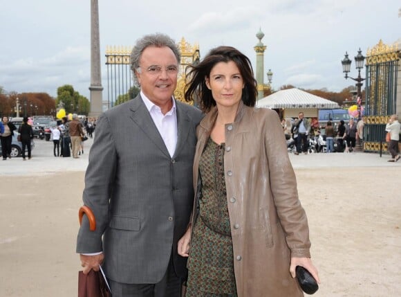Alain Afflelou et sa compagne lors du défilé Dior à Paris le 1er octobre 2010