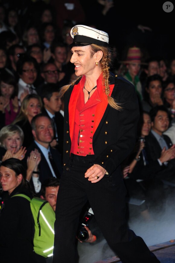 John Galliano lors du défilé Dior à Paris le 1er octobre 2010
