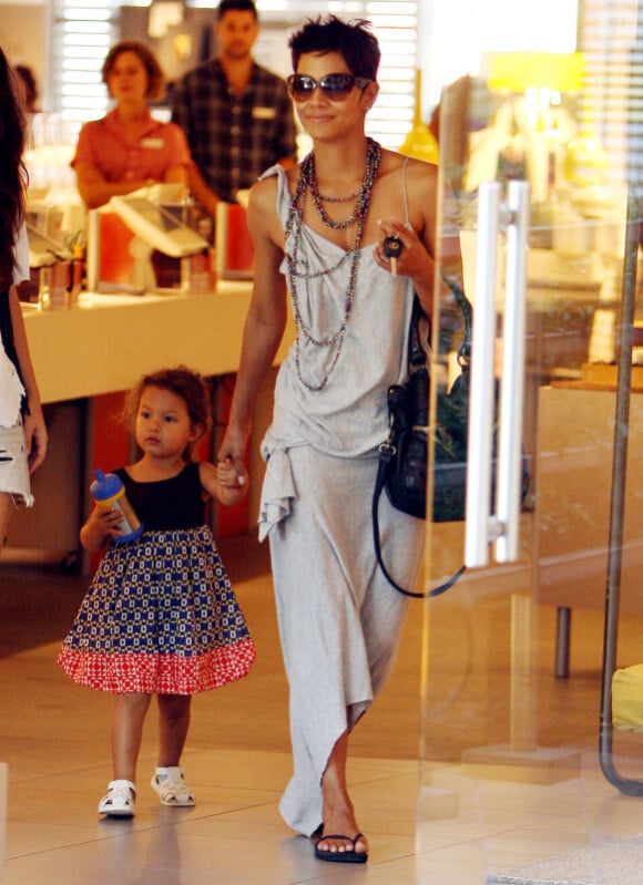 Halle Berry et sa fille Nahla font du sopping  (26 septembre 2010 à Los Angeles)