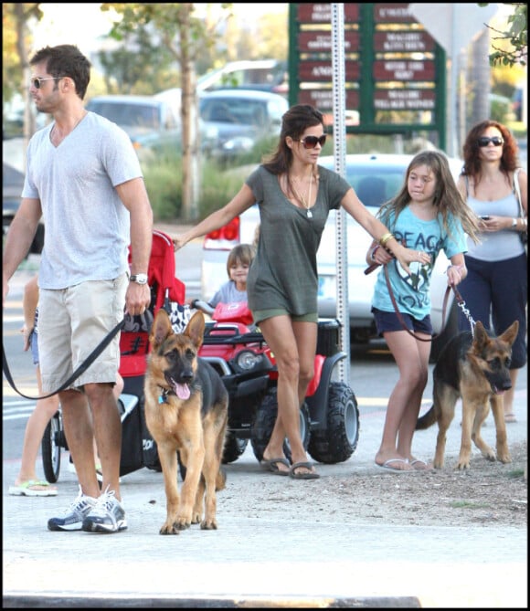 David Charvet et Brooke Burke avec leurs enfants à Los Angeles. Une famille formidable.