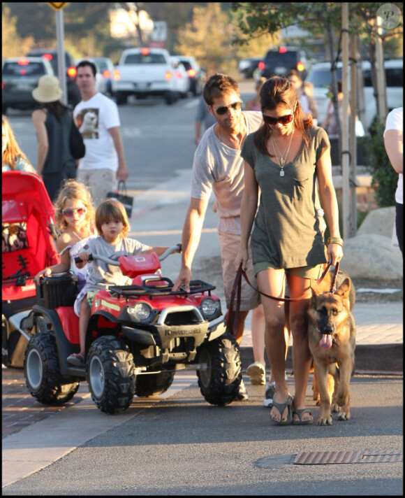 David Charvet et Brooke Burke avec leurs enfants à Los Angeles. Une famille formidable.