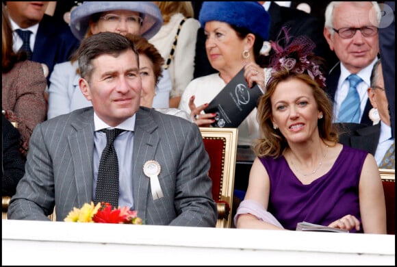L'ambassadeur américain Charles Rivkin et sa femme lors du Quatar Prix de l'Arc de Triomphe à l'hippodrome de Longchamp le 3 octobre 2010