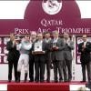 Le vainqueur du Quatar Prix de l'Arc de Triomphe à l'hippodrome de Longchamp le 3 octobre 2010 : le jockey Ryan Moore, le propriétaire du cheval Khalid Abdullah et l'entraîneur Sir Michael Stoute