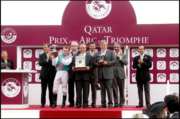 Le vainqueur du Quatar Prix de l'Arc de Triomphe à l'hippodrome de Longchamp le 3 octobre 2010 : le jockey Ryan Moore, le propriétaire du cheval Khalid Abdullah et l'entraîneur Sir Michael Stoute