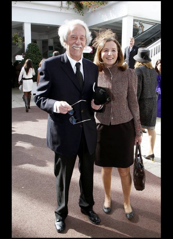Jean Rochefort et sa femme Françoise Vidal lors du Qatar Prix de l'Arc de Triomphe à l'hippodrome de Longchamp le 3 octobre 2010