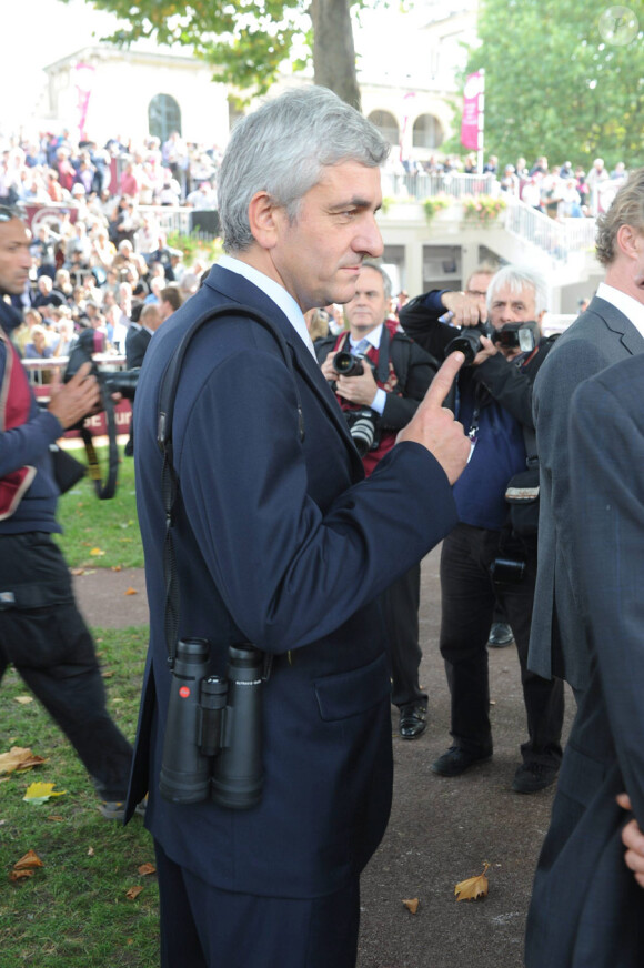 Le ministre Hervé Morin lors du Qatar Prix de l'Arc de Triomphe à l'hippodrome de Longchamp le 3 octobre 2010