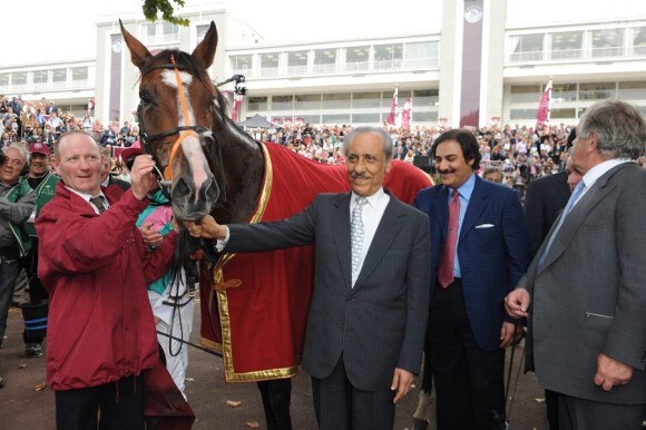 Le prince saoudien et propriétaire du cheval Workforce Khalid Abdullah lors du Qatar Prix de l'Arc de Triomphe à l'hippodrome de Longchamp le 3 octobre 2010