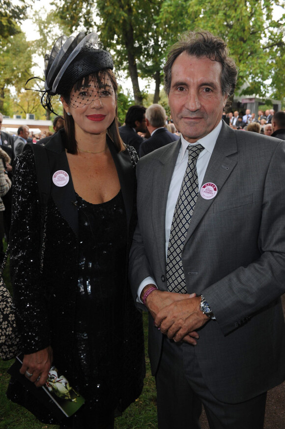 Anne Nivat et Jean-Jacques Bourdin lors du Qatar Prix de l'Arc de Triomphe à l'hippodrome de Longchamp le 3 octobre 2010