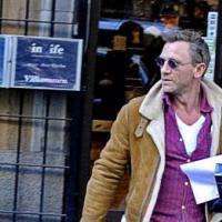 Daniel Craig : Devenu journaliste, il passe inaperçu dans la rue !