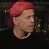Bruce Willis se moque de Lady Gaga en arborant un chapeau de viande dans le show de David Letterman !