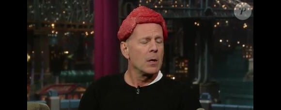 Bruce Willis se moque de Lady Gaga en arborant un chapeau de viande dans le show de David Letterman !