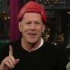 Bruce Willis se moque de Lady Gaga en arborant un chapeau de viande dans le show de David Letterman !