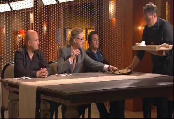 Lors du test sous pression, Cédric soumet son plat aux jurés (MasterChef - jeudi 7 octobre 2010)