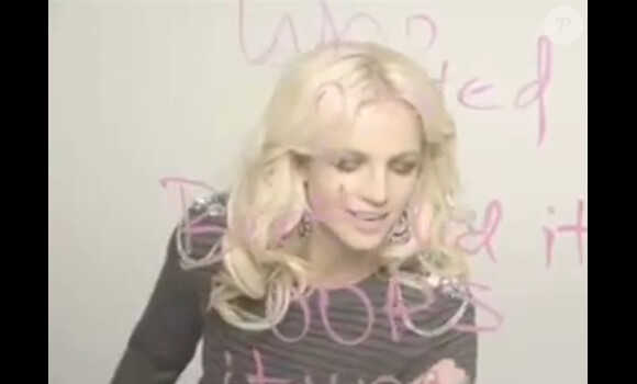 Quand Britney Spears s'amuse avec un rouge à lèvres sur le tournage d'une pub pour Candie's.