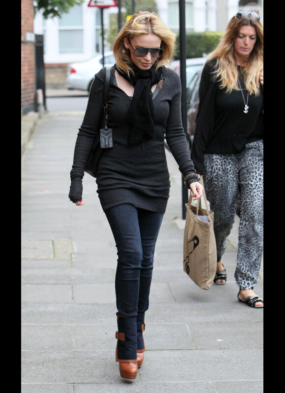 Kylie Minogue dans les rues de Londres lors d'une séance shopping pour sa nouvelle maison. Le 7 octobre 2010.