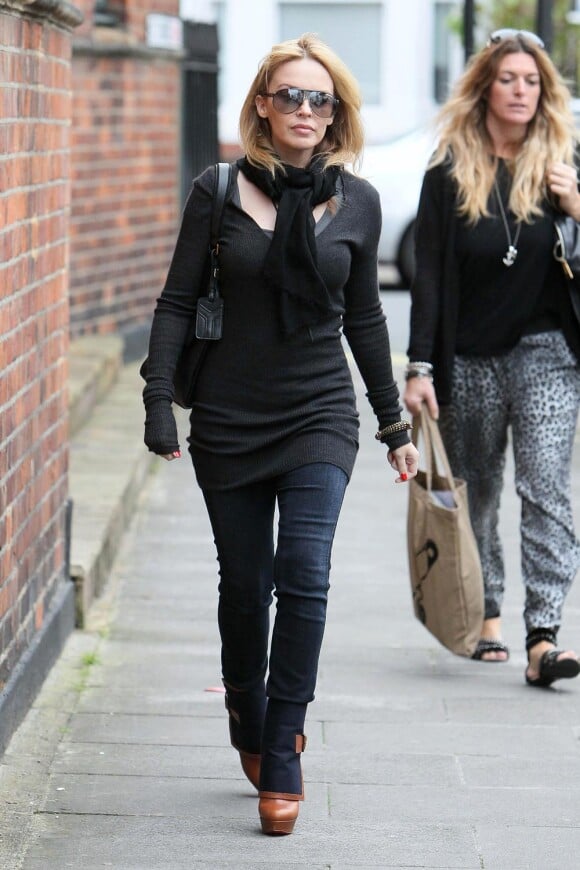 Kylie Minogue en plein shopping pour sa nouvelle maison dans les rues de Londres le 7 octobre 