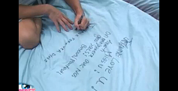 Les habitants rendent hommage à Thomas, éliminé ce vendredi, en écrivant des mots de soutien sur sa housse de couette.