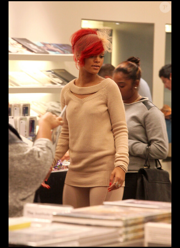 Rihanna faisant du shopping avec son petit-ami Matt Kemp à Paris, le 7 octobre 2010