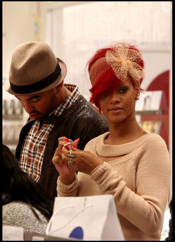 Rihanna faisant du shopping avec son petit-ami Matt Kemp à Paris, le 7 octobre 2010