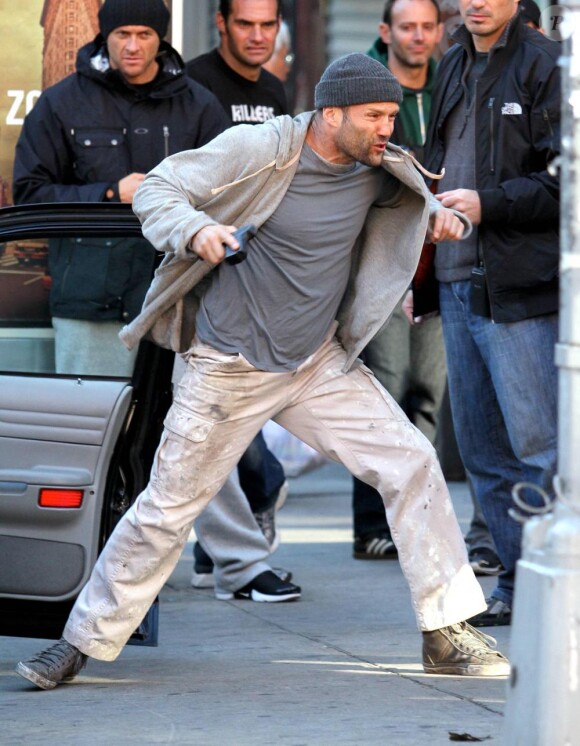 Jason Statham en plein tournage du film Safe, à Chinatown, à New York, le 8 octobre 2010