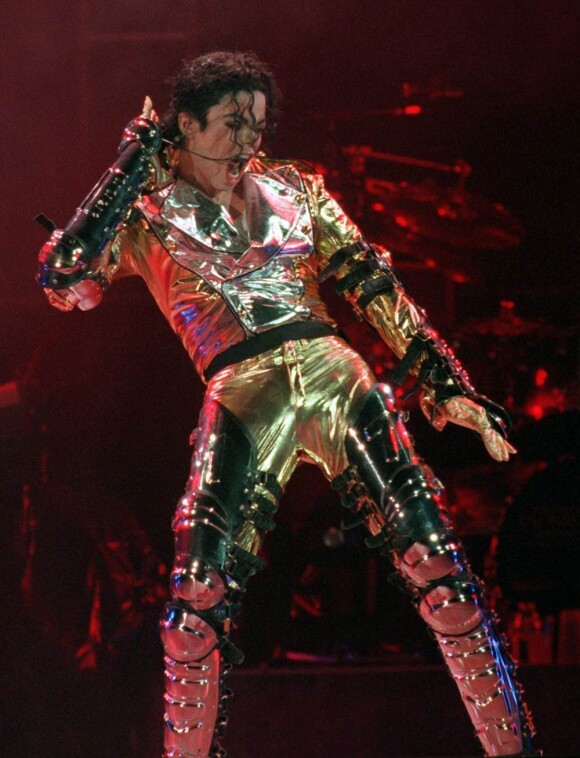 Une centaine d'effets ayant appartenu à Michael Jackson ont rapporté près d'un million de dollars lors d'une vente aux enchères hollywoodienne à Macao, samedi 9 octobre 2010.