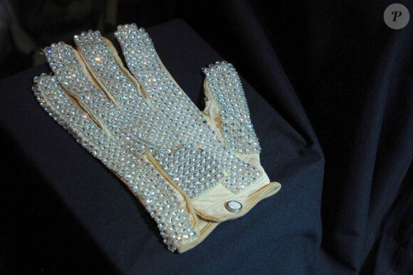 Une centaine d'effets ayant appartenu à Michael Jackson ont rapporté près d'un million de dollars lors d'une vente aux enchères hollywoodienne à Macao, samedi 9 octobre 2010.