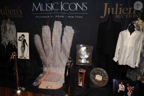 Une centaine d'effets ayant appartenu à Michael Jackson ont rapporté près d'un million de dollars lors d'une vente aux enchères hollywoodienne à Macao, samedi 9 octobre 2010.