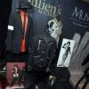 Une centaine d'effets ayant appartenu à Michael Jackson ont rapporté près d'un million de dollars lors d'une vente aux enchères hollywoodienne à Macao, samedi 9 octobre 2010.