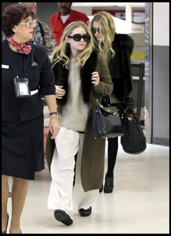 Ashley et Mary-Kate Olsen à l'aéroport de Los Angeles, le 9 octobre 2010