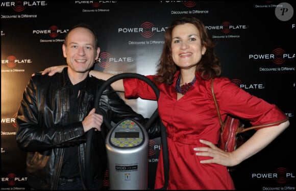 Alain Bouzigues et Armelle lors de la soirée d'anniversaire des 10 ans de Power Plate au club 104 à Paris le 11 octobre 2010